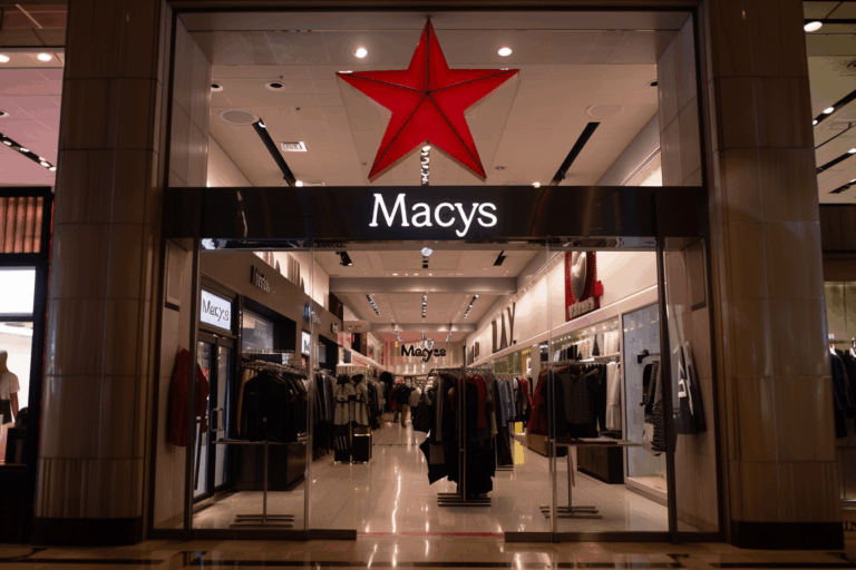 macy's annonce un retard dans la publication de son rapport complet pour le troisième trimestre, invoquant des problèmes de comptabilité liés aux livraisons. découvrez les impacts de cette confusion sur l'entreprise et ses attentes financières.