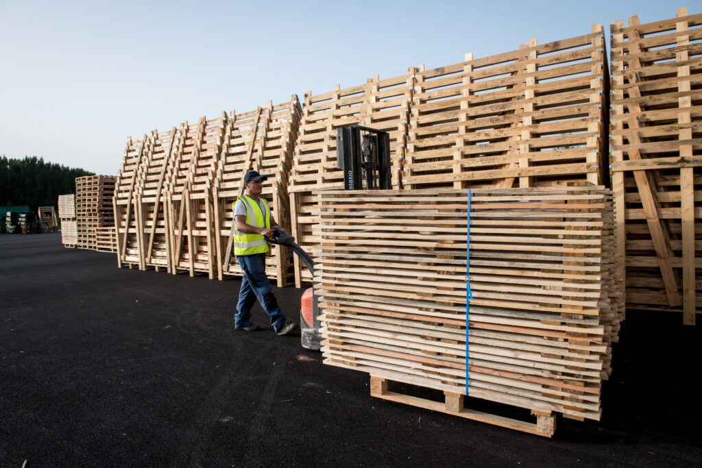 Palettes reconditionnées : écologiques, moins chères
