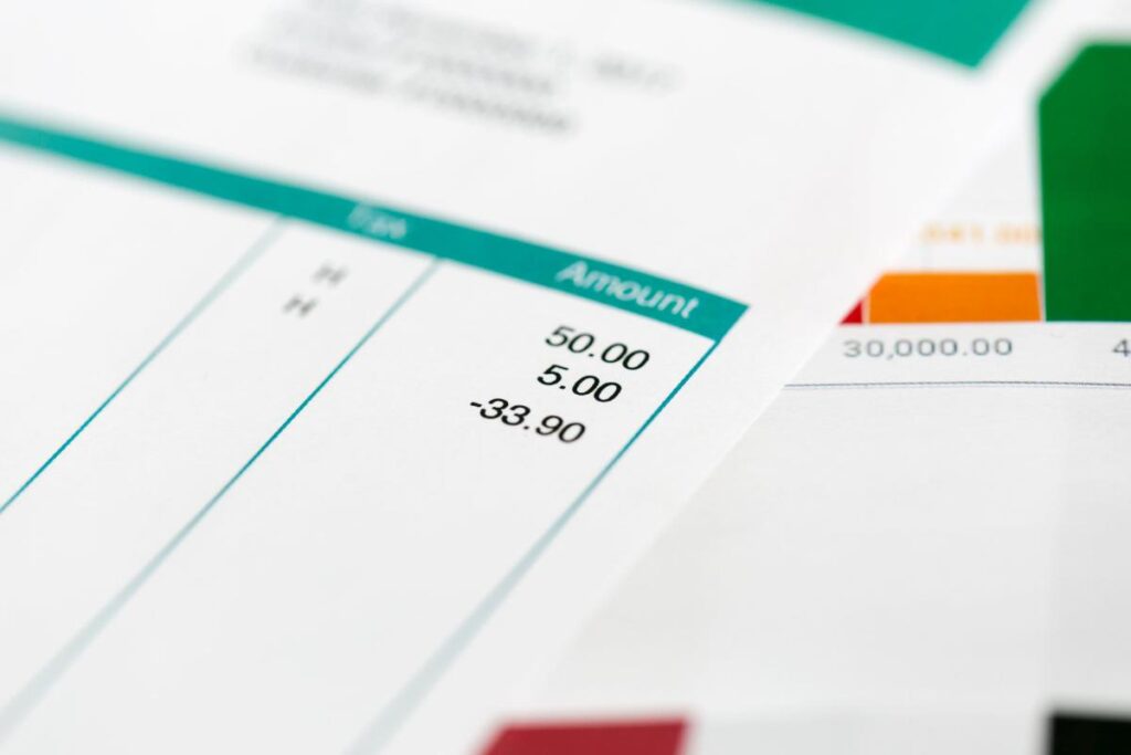 Illustration conceptuelle d'un bilan comptable et de la facturation d'entreprise, mettant en valeur un tableau de suivi des écarts de montants et des résultats financiers