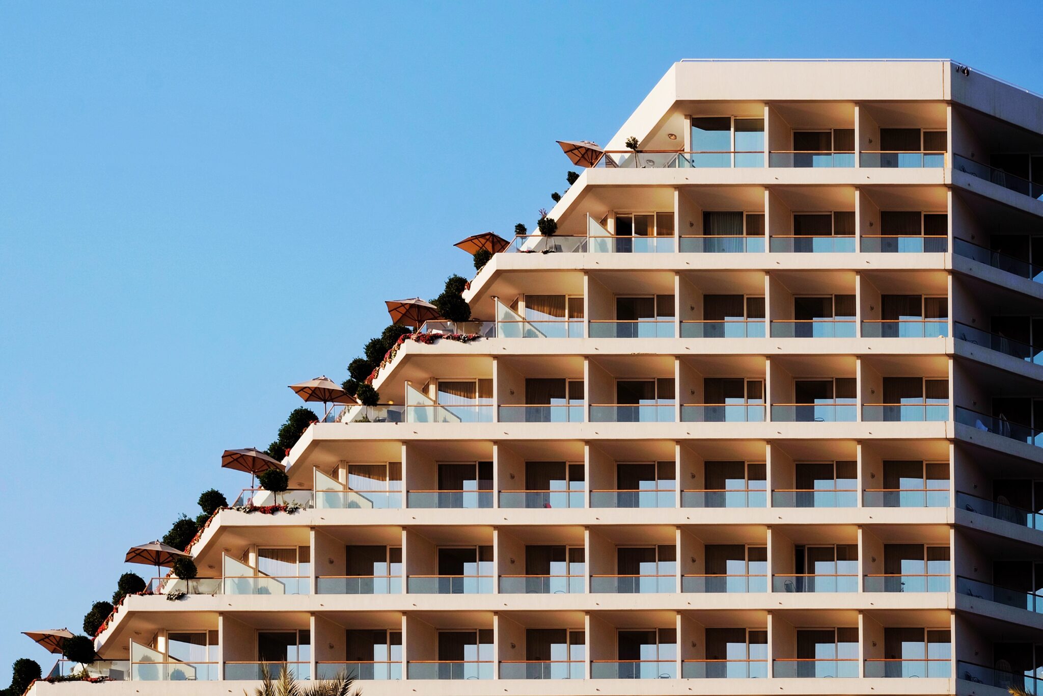 Comment concevoir un bâtiment métallique adapté à un centre logistique ?